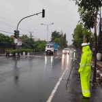 Operasi Lilin Agung 2024: Personil Pospam Waribang Tetap Siaga di Tengah Cuaca Ekstrem