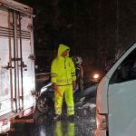 Walau Hujan Melanda, Personel Polsek Abiansemal Tetap Sigap Atur Lalu Lintas