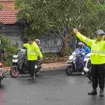 Walau Hujan Polsek Abiansemal Tetap Berikan Pelayanan Ke Pengguna Jalan