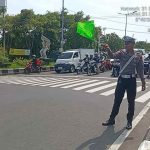 Personel Lantas Polsek Kuta Selatan Atur Lalu Lintas di Simpang Kampus Sambut Tahun Baru 2025