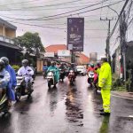 Hujan Gerimis Personel Lantas Polsek Kuta Utara Tetap Atur Arus Lalin.