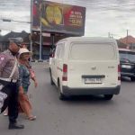 Bantu Warga Menyeberang Jalan, Aiptu Artawan Mendapat Apresiasi