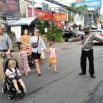 Antisipasi Peningkatan Arus Lalu Lintas Unit Lantas Polsek Kuta Utara Lakukan Pengaturan Dan Penyebrangan