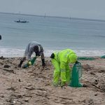 Bhabinkamtibmas Jimbaran dan Babinsa Bersama Perangkat Kelurahan lakukan Aksi Bersih Pantai di Tengah Hujan