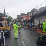 Cuaca Hujan, Personel Polsek Denpasar Barat Tetap Berikan Pengamanan Misa dan Kebaktian Digereja