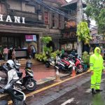 Cuaca Hujan, Personel Polsek Denpasar Barat Tetap Berikan Pengamanan Misa dan Kebaktian Digereja