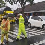 Atasi Kemacetan di Jalur Arteri, Polantas Hujan-hujanan