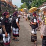 Bersinergi Dengan Pecalang, Polsek Abiansemal Amankan Kegiatan Upacara Keagamaan