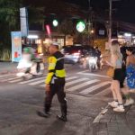 Hindari Kecelakaan Bripka Herman Atmaja Sebrangkan Pejakan Kaki Di Simpang Lio