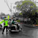 Hujan Tak Surutkan Semangat Personil Polsek Abiansemal Dalam Pengaturan Lalu Lintas Titik Rawan Kemacetan