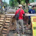 Bhabinkamtibmas Jimbaran Tinjau Jembatan Ambruk, Upaya Keselamatan Pengendara Diutamakan