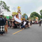 Sinergi Bhabinkamtibmas dan Pecalang Banjar Tohpati: Amankan Pecaruan Sasih Kepitu di Pura Kahyangan Tohpati