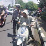 Pelanggaran Kasat Mata di Jalan Raya, Polantas Polsek Denpasar Barat Berikan Tindakan Langsung