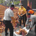 Polsek Mengwi Bersama Warga Gotong Royong Bersihkan Puing Bangunan Reruntuhan Bencana Alam