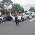 Polsek Abiansemal Kerahkan Personil Di Titik Rawan Kemacetan Untuk Kelancaran Lalu Lintas Sore Hari