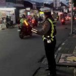Personel Lantas Polsek Kuta Utara Atur Lalin Malam Hari Di Simpang Berawa.