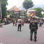 Bhabinkamtibmas, Babinsa, Linmas dan Pecalang Bersinergi Amankan Upacara Pengabenan di Banjar Yang Batu Kauh