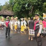 Bhabinkamtibmas Desa Bongkasa Bersinergi Dengan Pecalang Kawal Prosesi Upacara Keagamaan