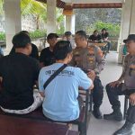 Kapolsek Kuta Selatan sambangi  Driver Travel Bali di arena kecak Melasti