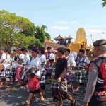 Demi Kelancaran Upacara Ngaben Di Sibangkaja, Personil Polsek Abiansemal Laksanakan Pengamanan Jalur