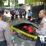 Jalan Tergerus Air di Seminyak Kuta, Polisi Pasang Garis Bahaya untuk Keamanan Pengguna Jalan