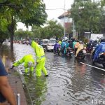 Upaya Polsek Kuta Atasi Genangan Air di Depan Hartono Motor untuk Kelancaran Lalu Lintas