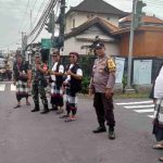 Bersinergi Dengan Pecalang, Bhabinkamtibmas Desa Darmasaba Atensi Kegiatan Upacara Keagamaan