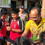 Program Pekarangan Pangan Bergizi: Polsek Dentim Tanam Cabai dan Terong di SD N 2 Penatih