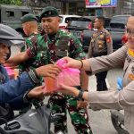 Polsek Kuta Bersama TNI Raider 900 Bagikan Takjil kepada Pengguna Jalan di Kuta