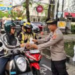 Bakti Sosial Ramadan: Polsek Dentim Berbagi Takjil di Depan Monumen Bajra Sandhi