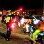 Lancarkan Arus Lalulintas Personil Polsek Mengwi Lakukan Pengaturan di Jalur Rawan Macet dan Laka