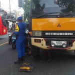 Lagi…!! Ban Pecah Truck Tronton Mogok di Jalur Padat Arus Lalu Lintas !!
