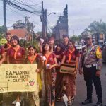 Polsek Kuta Selatan dan Siswa SMA N 1 Kuta Bagikan Takjil di Simpang Taman Griya