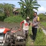 Bhabinkamtibmas Desa Sibangkaja Sambangi Pemilik Traktor, Sampaikan Pesan Kamtibmas