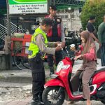 Polsek Kuta Utara Bagikan Takjil  Kepada Masyarakat Muslim Di Mushola Nurul Hikmah