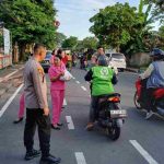 Berbagi Berkah Ramadan, Polsek Denpasar Utara Bagikan Takjil ke Pengendara