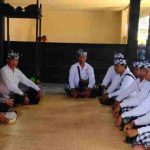 Kanit Binmas Polsek Kuta Utara Jumat Curhat Dengan Pecalang Banjar Kayu Tulang Canggu.