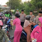Polri Untuk Masyarakat, Kapolres Badung Bagikan Takjil Bersama Bhayangkari