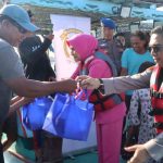 Kapolresta Denpasar Berbagi Takjil untuk ABK dan Masyarakat Pesisir di Pelabuhan Benoa