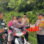 Sinergitas TNI-Polri Berbagi Kebahagiaan, Polres Badung Bagikan Takjil