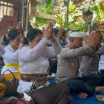 Kapolsek Dentim Hadiri Doa Bersama Piodalan Pura Padmasana Camat Dentim