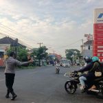 Berikan Pelayanan Personil Polsek Mengwi Bantu Penyebrangan