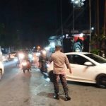 Simpang Tiga Darmasaba Dipadati Kendaraan, Personel Polsek Abiansemal Lakukan Pengaturan