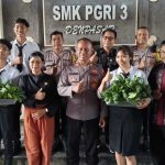 Polsek Dentim Panen Pokcoi Hidroponik di SMK PGRI 3 Denpasar, Wujudkan Ketahanan Pangan Bergizi
