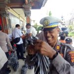 Sambut Hari Raya Galungan Kapolsek Mengwi Bagikan Daging Ayam Kepada Anggota