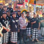 Bersinergi Bersama Pecalang: Bhabinkamtibmas Kel. Kesiman Kawal Melasti Banjar Ceramcam Menuju Segara Padanggalak