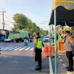 Kapolsek Mengwi Pantau Arus Lalin Depan Pura Desa Kapal