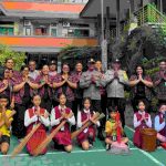 Pererat Kemitraan dengan Sekolah, Polsek Dentim Serahkan Sarana Kontak ke SD 6 Saraswati