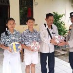 Polsek Dentim Serahkan Sarana Kontak di SMP PGRI 6 Denpasar