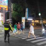Arus Lalin Malam Hari Meningkat Personel Polsek Kuta Utara Lakukan Pengaturan